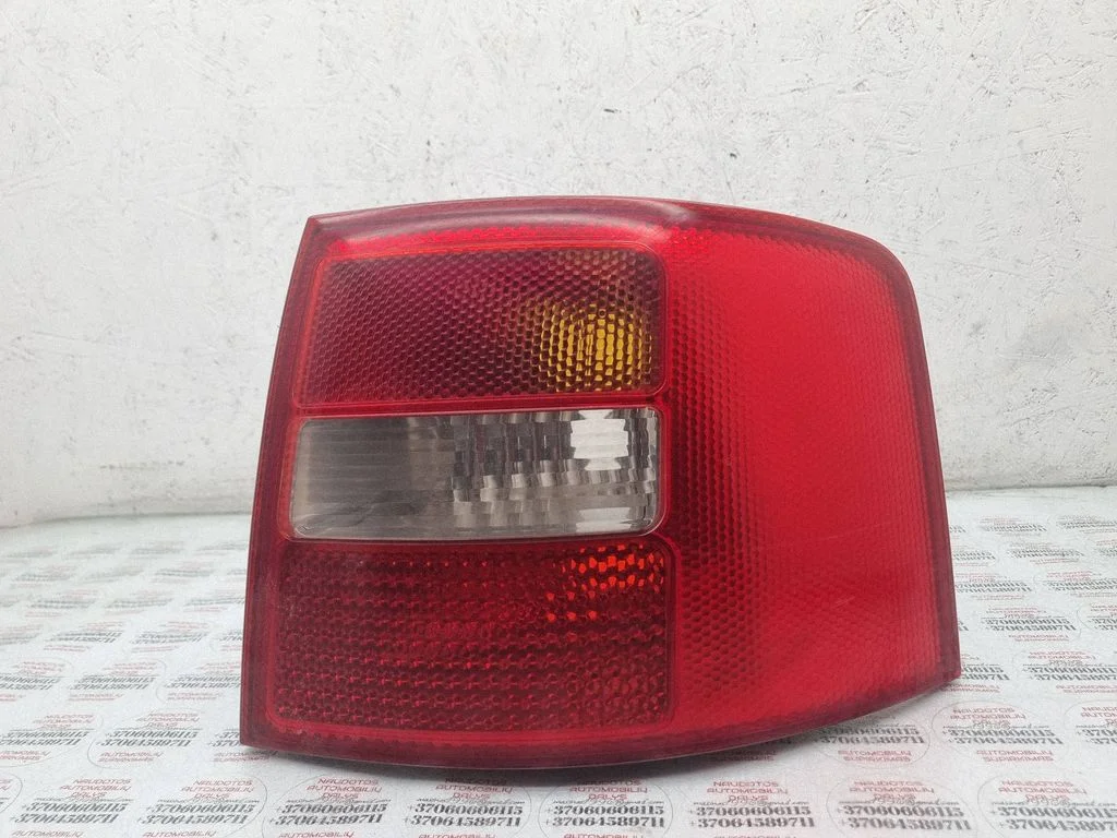 Lampa tylna w błotniku 4B9945096F