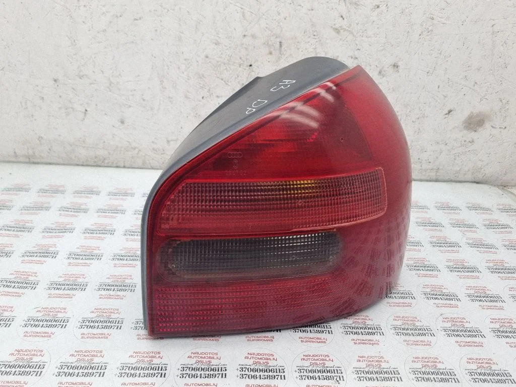 Rear/tail lights 8L0945095