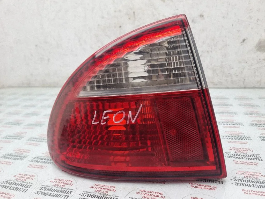 Rear/tail lights 1M6945111