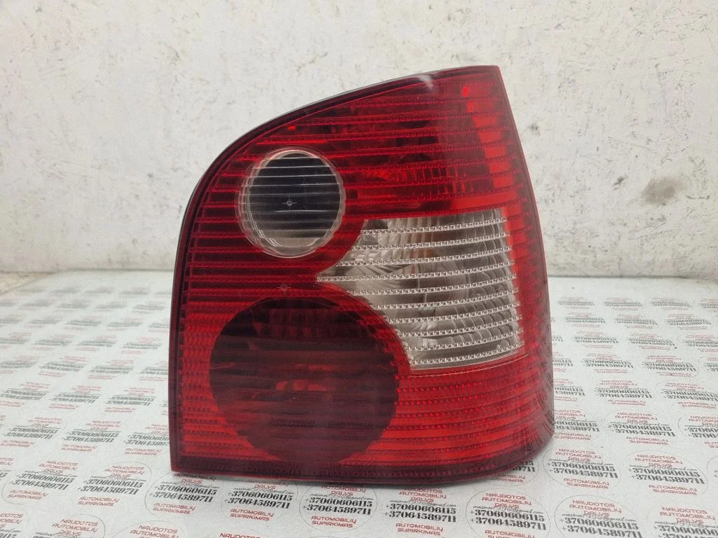Rear/tail lights – right