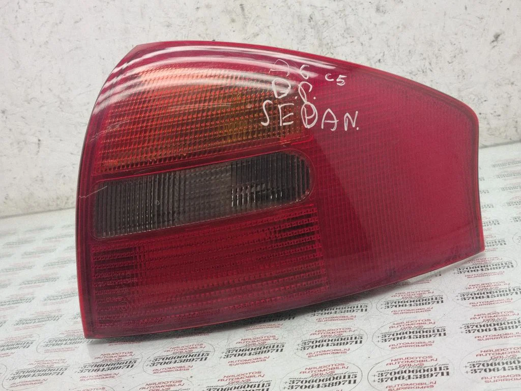 Rear/tail lights – right