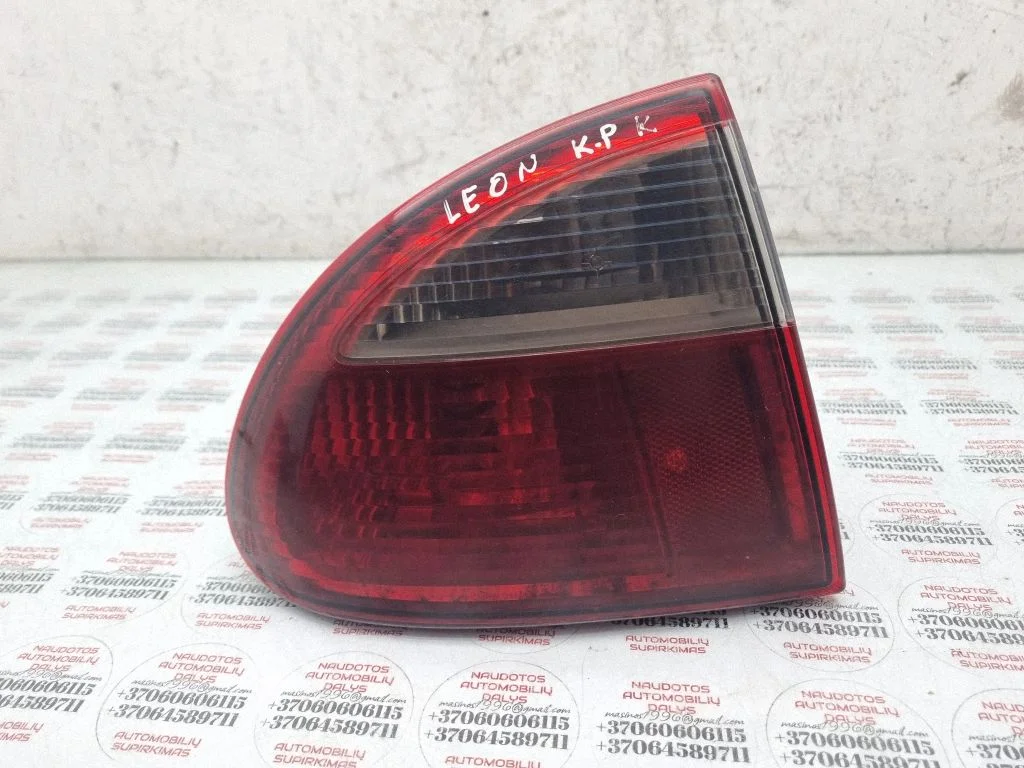 Rear/tail lights – left