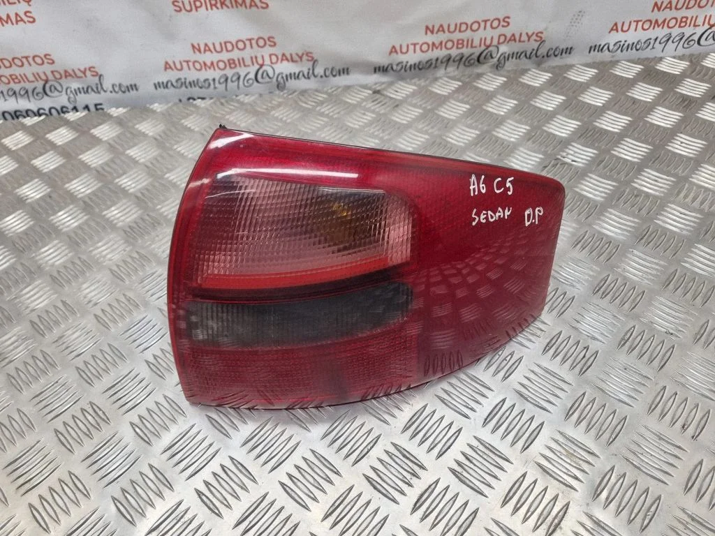 Rear/tail lights – right