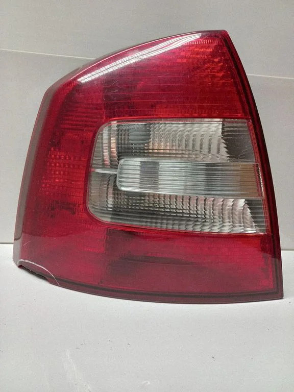 Lampa tylna w błotniku 086651918L