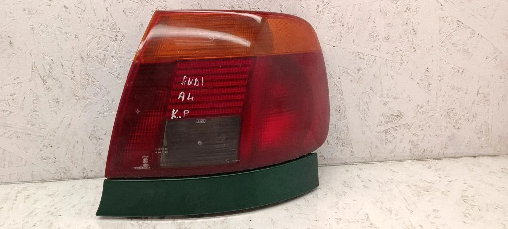 Rear/tail lights – right