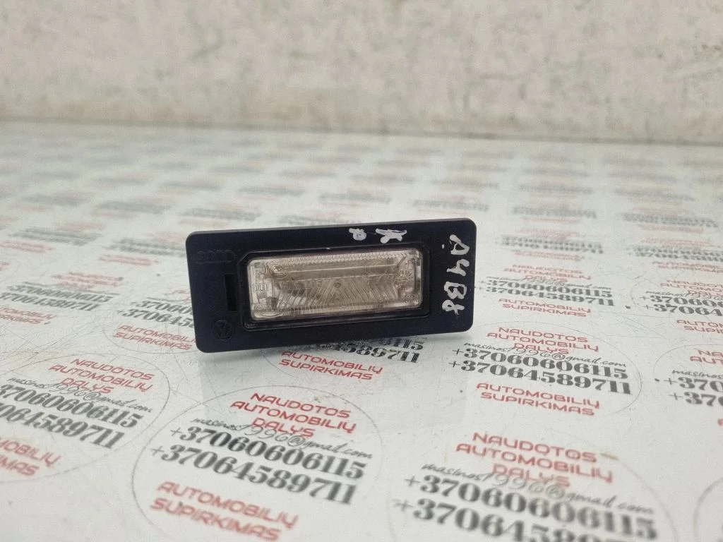 Oświetlenie tablicy rejestracyjnej 8T0943021