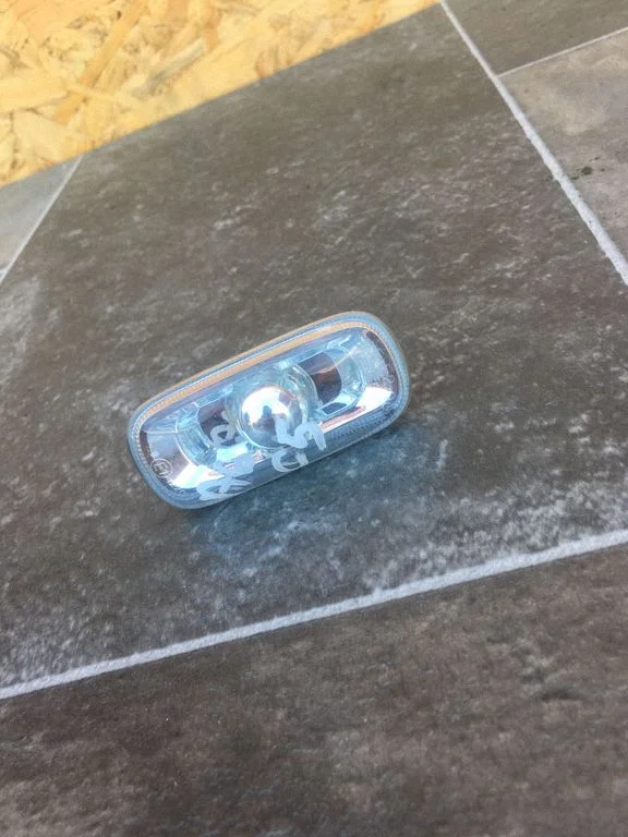 Front fender indicator light 8E0949127