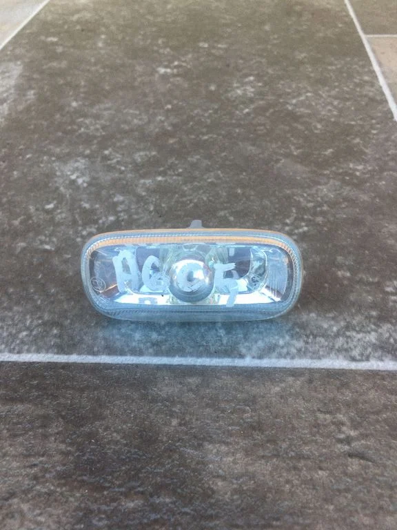 Front fender indicator light 8E0949127