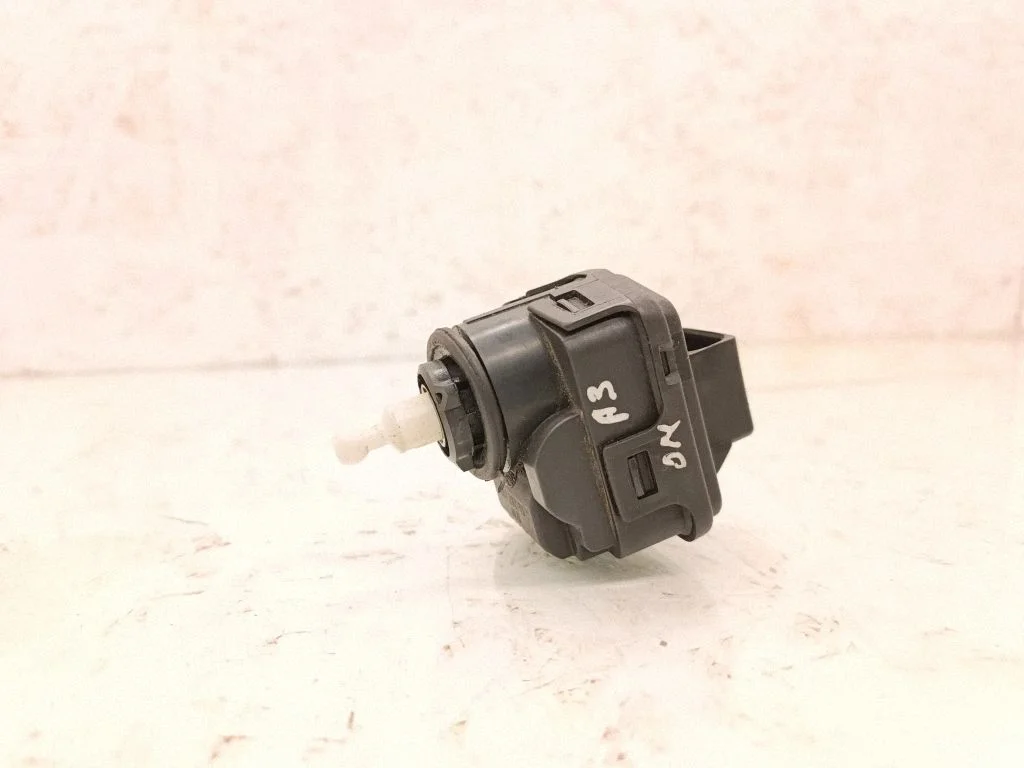 Headlight level adjustment motor 8L0941295