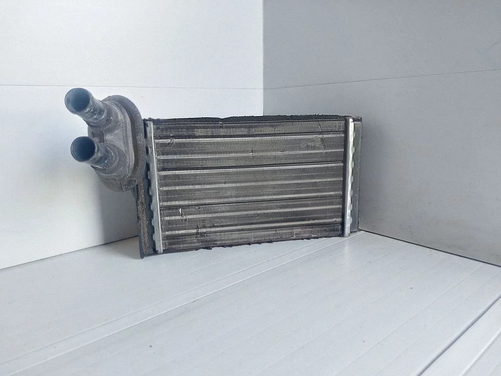 Salongi küttekeha radiaator 8D1819031B