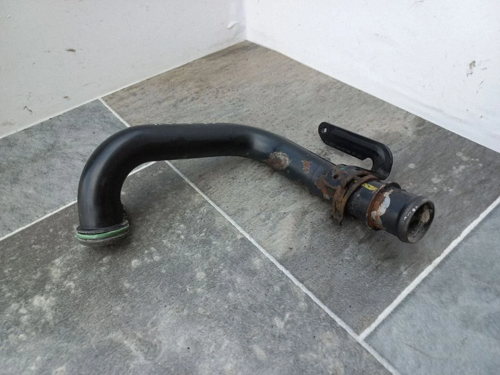 Przewody układu chłodzenia silnika 059121071AN