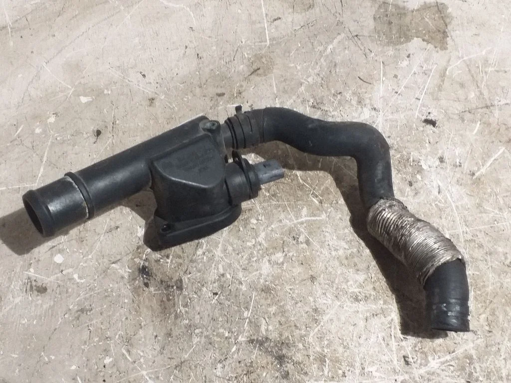 Engine coolant pipe/hose 03G121132