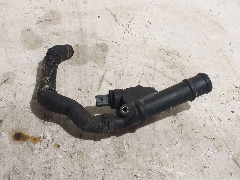 Engine coolant pipe/hose 03G121132B