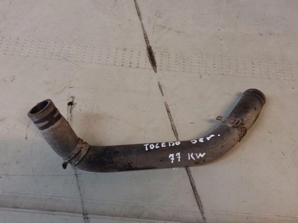 Engine coolant pipe/hose