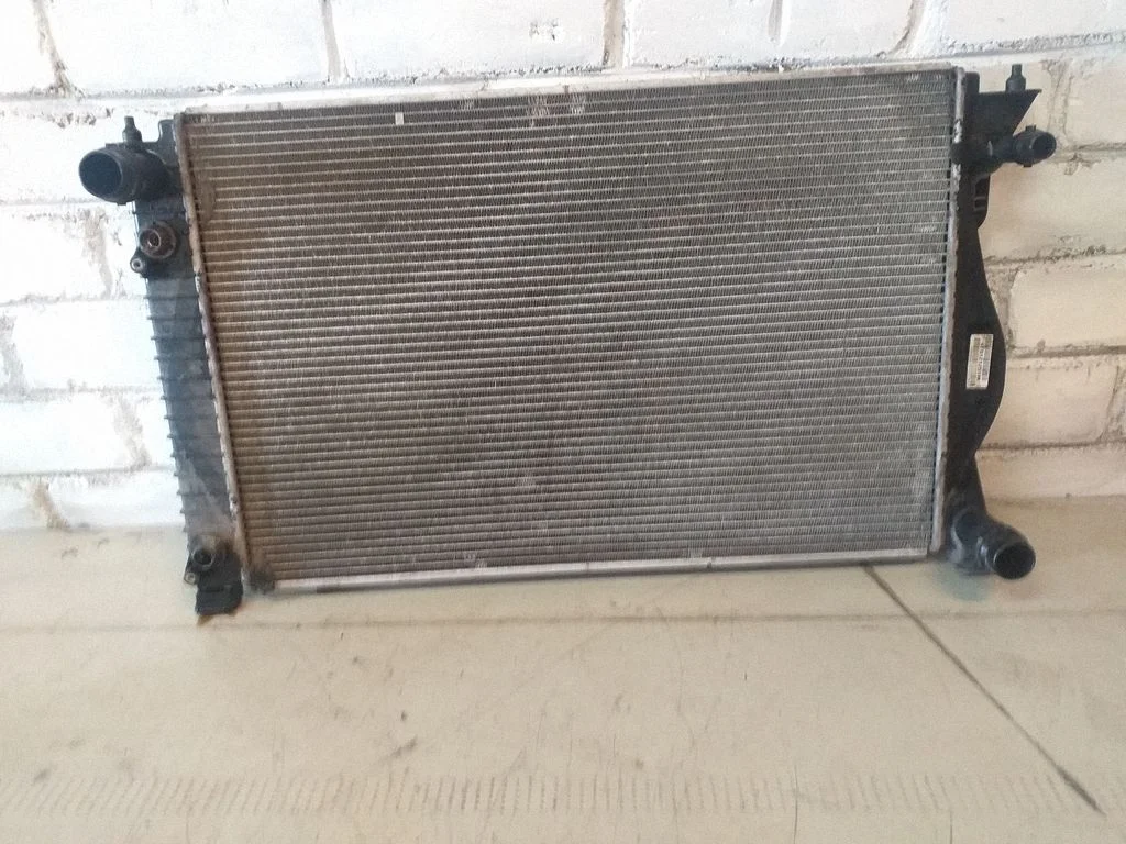 Jahutusvedeliku radiaator 4F0121251M