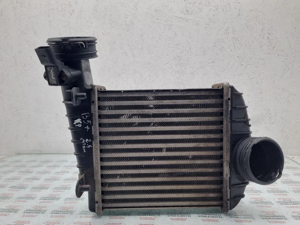 Vahejahuti radiaator 3B0145805J