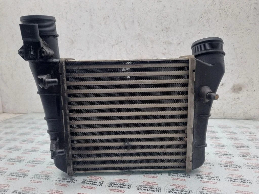 Vahejahuti radiaator 8E0145805T