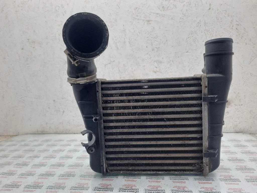 Vahejahuti radiaator 8E0145805AA