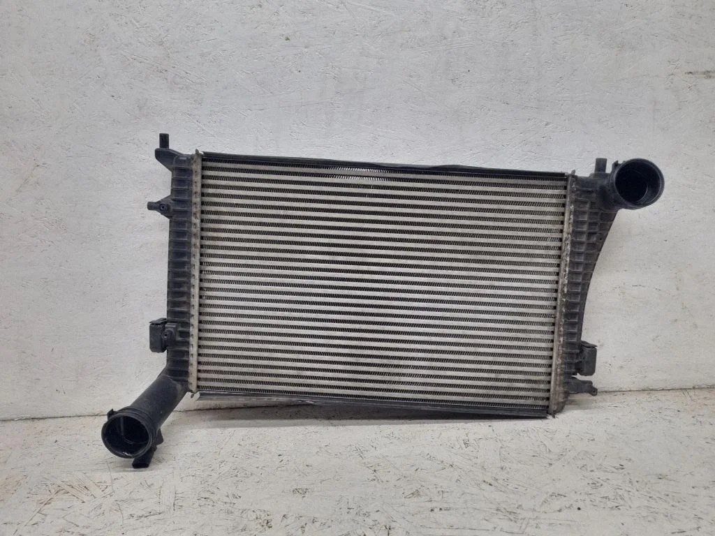 Vahejahuti radiaator 3C0145803D