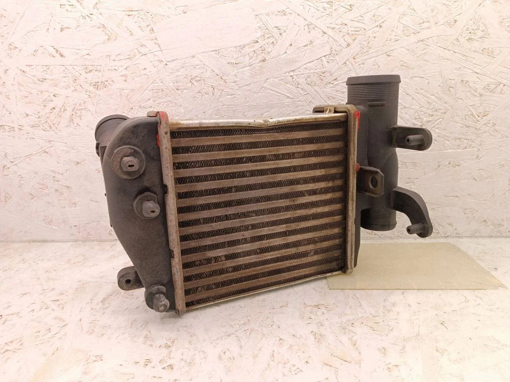 Vahejahuti radiaator