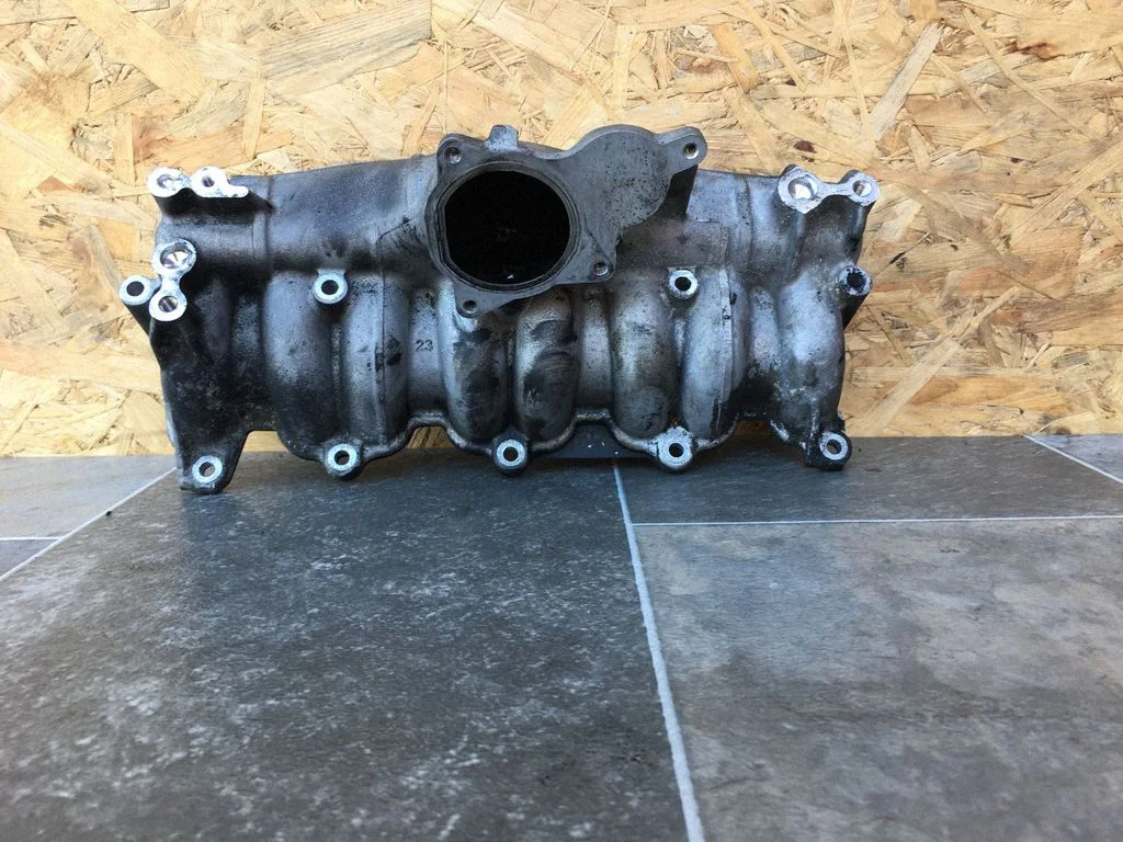 Intake manifold – Volkswagen Passat B6 (2005-2010)