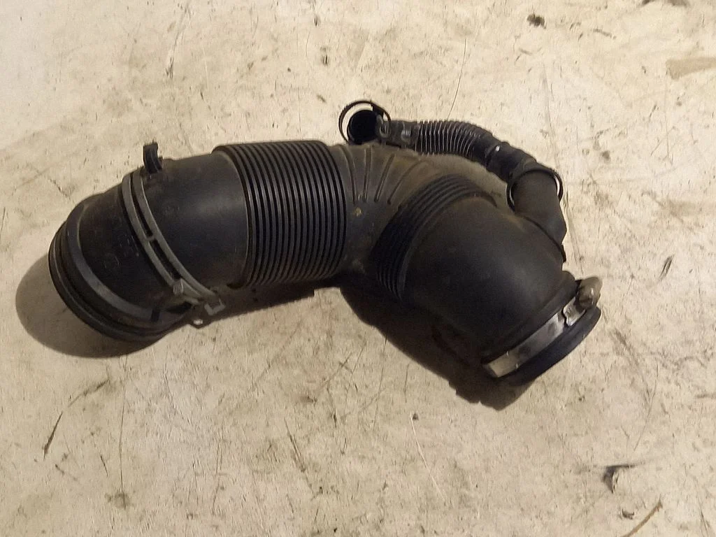 Turbo air intake inlet pipe/hose – Skoda Superb B5 (3U) (2001-2008)