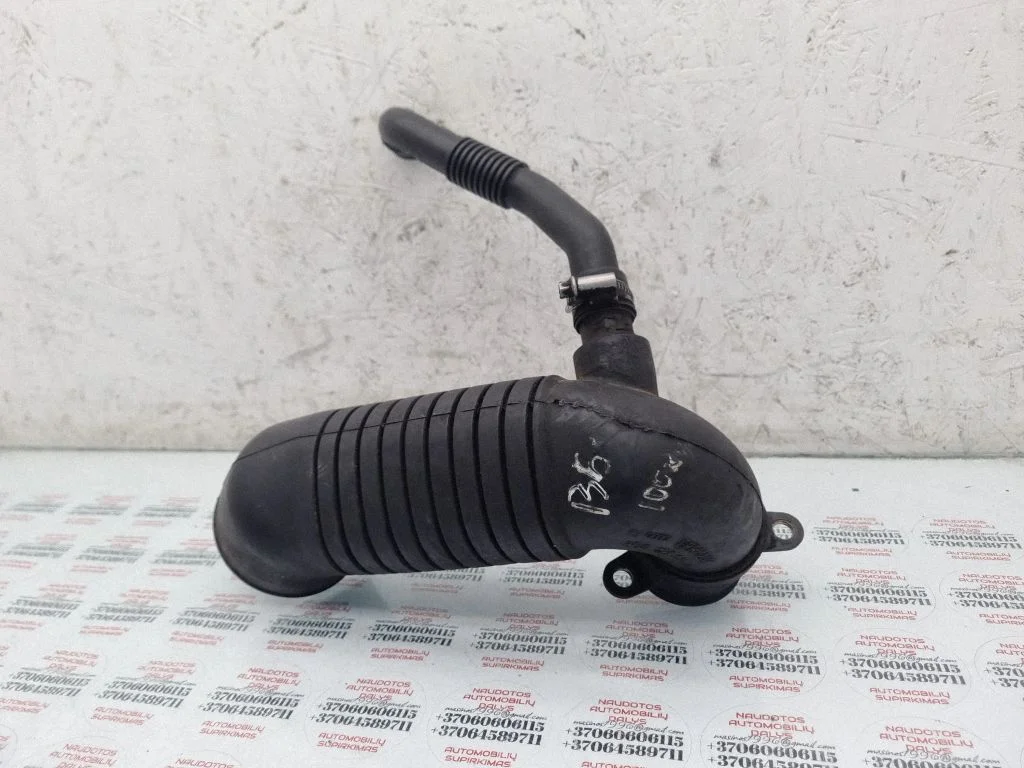 Air intake hose/pipe 8D0129615J