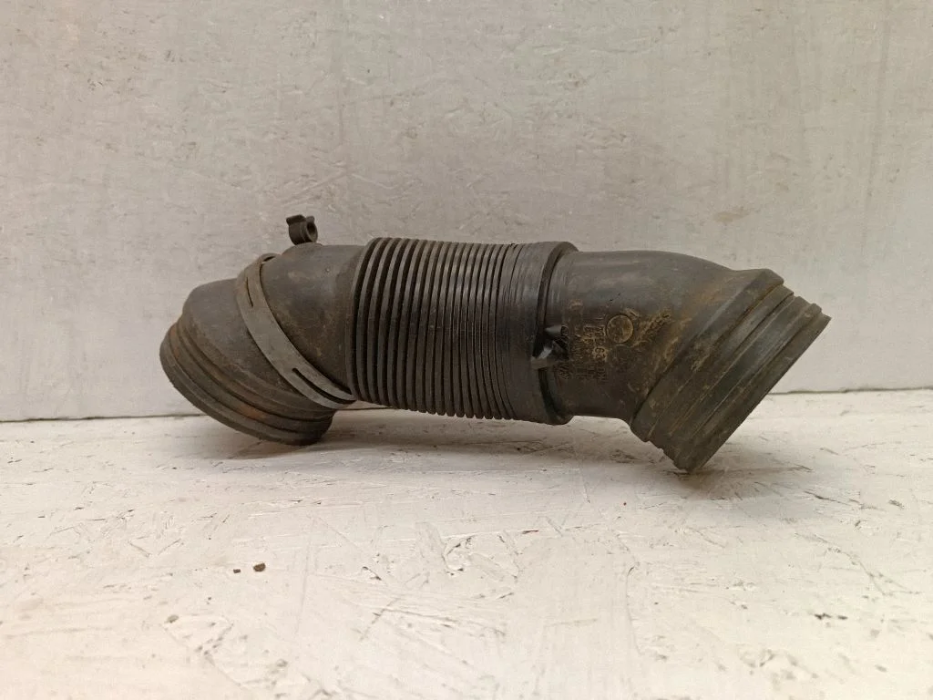 Air intake hose/pipe – Volkswagen Passat B6 (2005-2010)