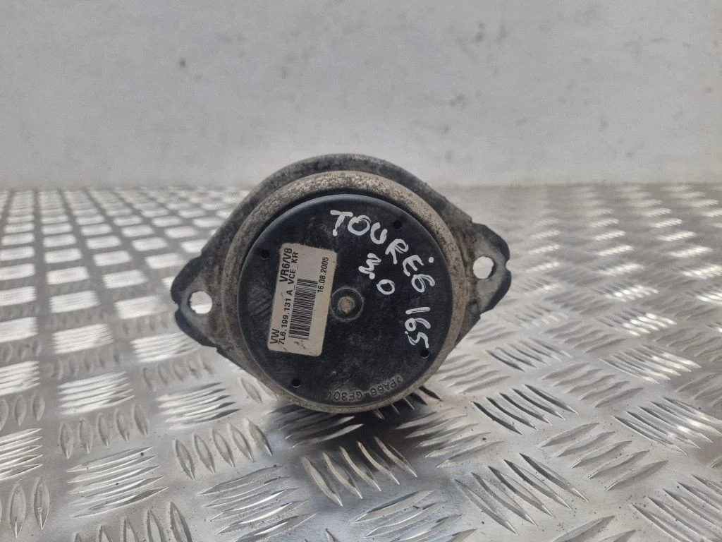 Engine mount bracket 7L6199131A