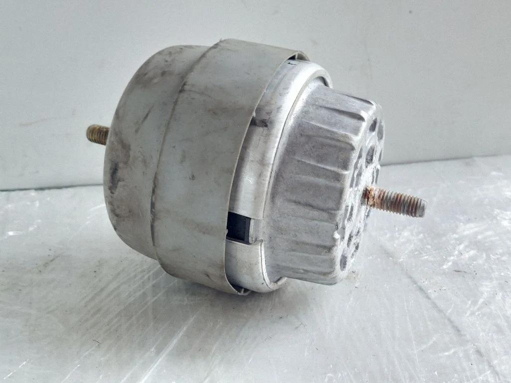 Engine mount bracket 320308620