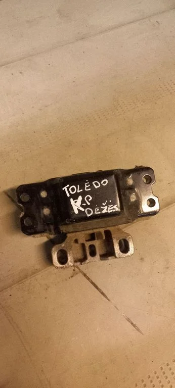 Engine mount bracket 1K0109555M