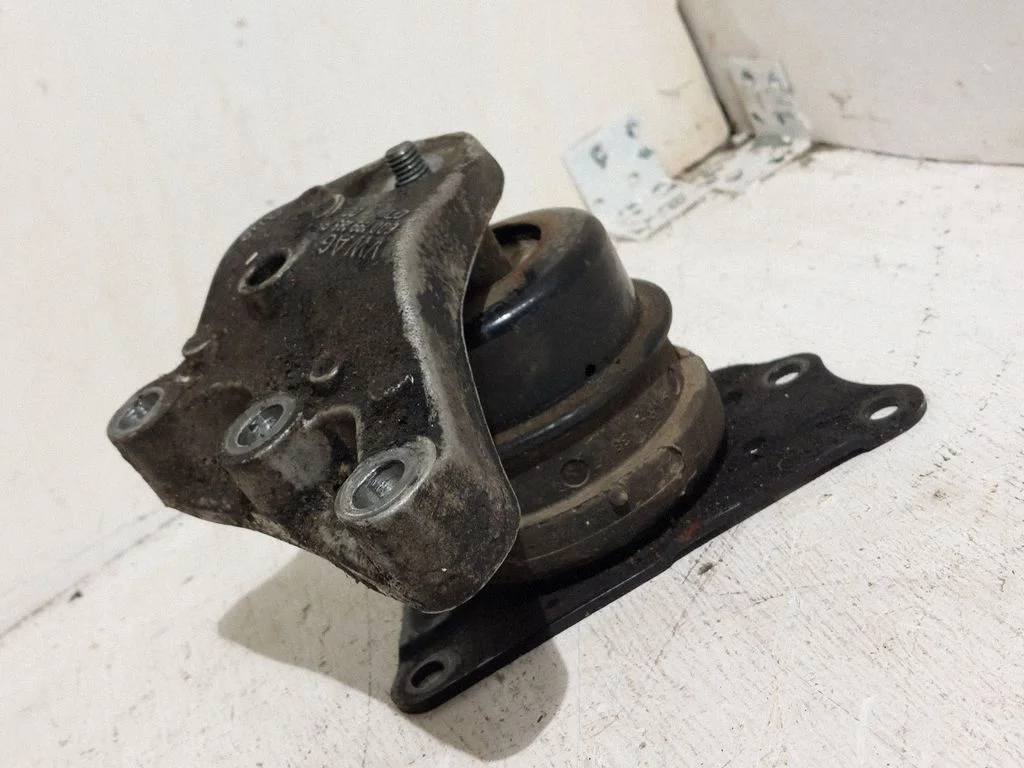 Engine mount bracket – Skoda Fabia Mk1 (6Y) (1999-2007)