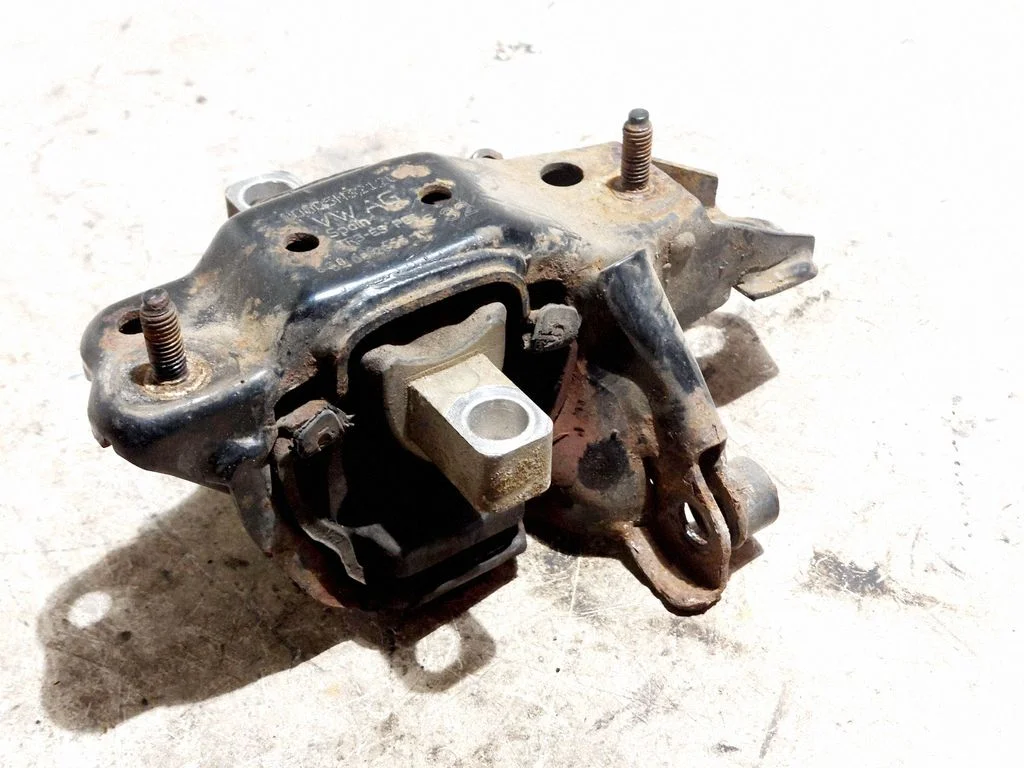Engine mount bracket – Skoda Fabia Mk1 (6Y) (1999-2007)