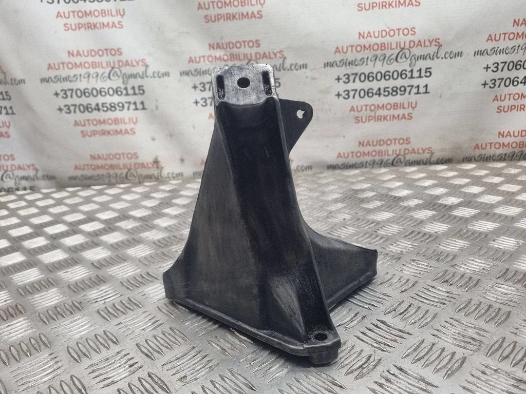 Engine mounting bracket 8D0199308L