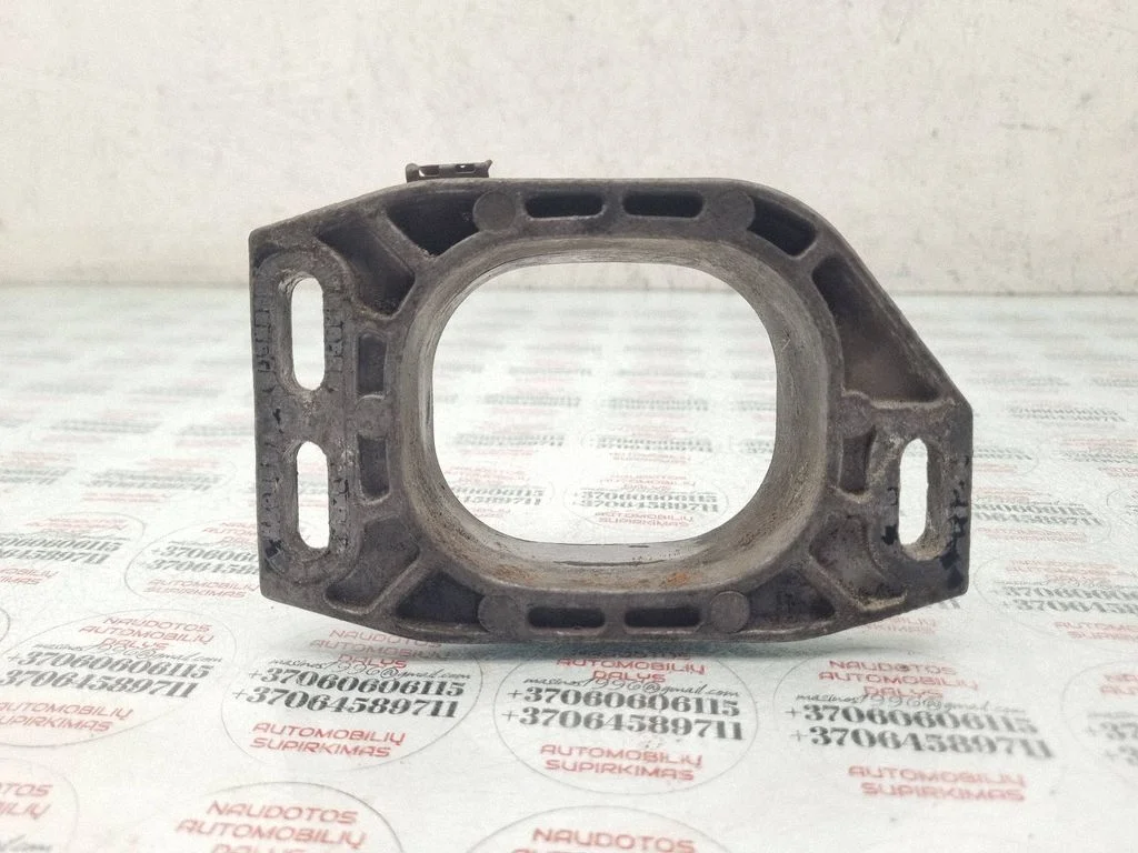 Engine mounting bracket 8D0199335P