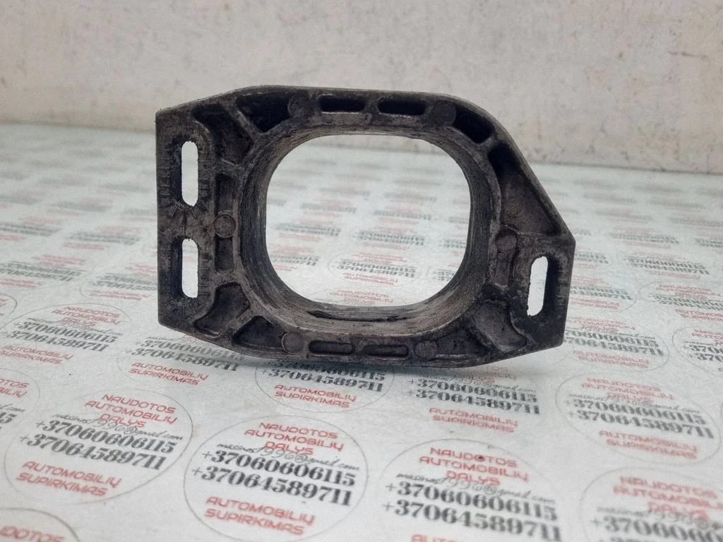 Engine mounting bracket 8D0199335P