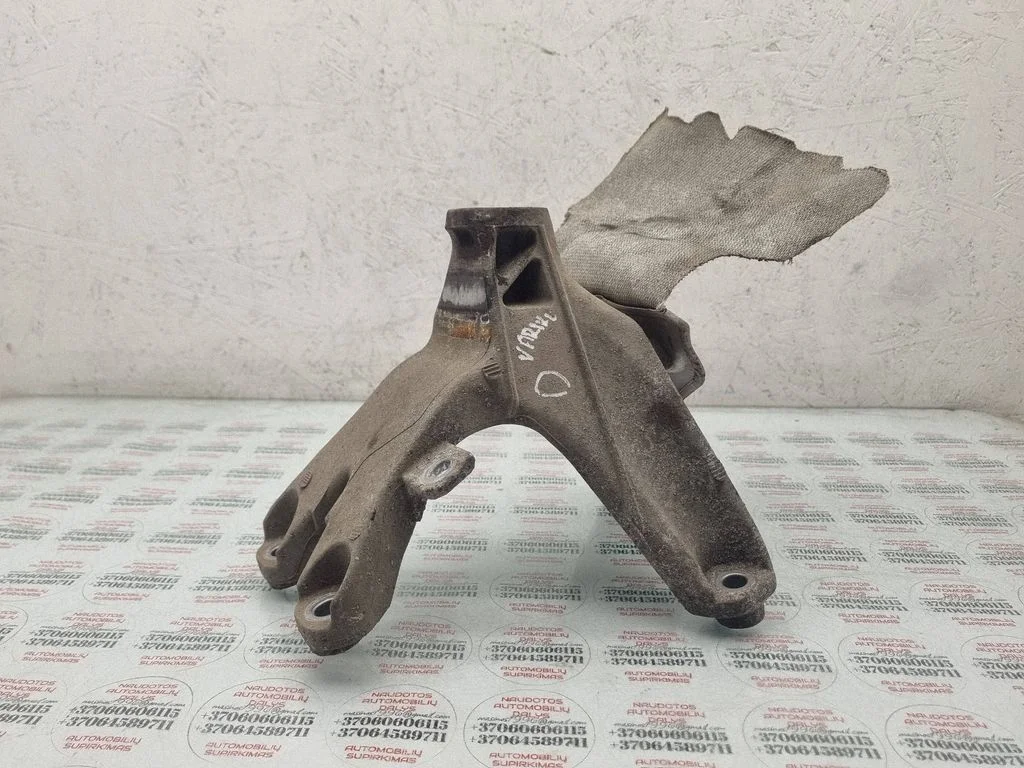 Engine mounting bracket – right