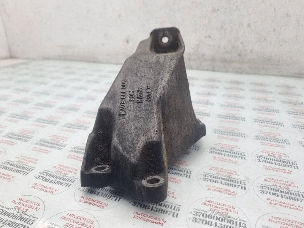 Mootori kinnituskronstein 8D0199307L