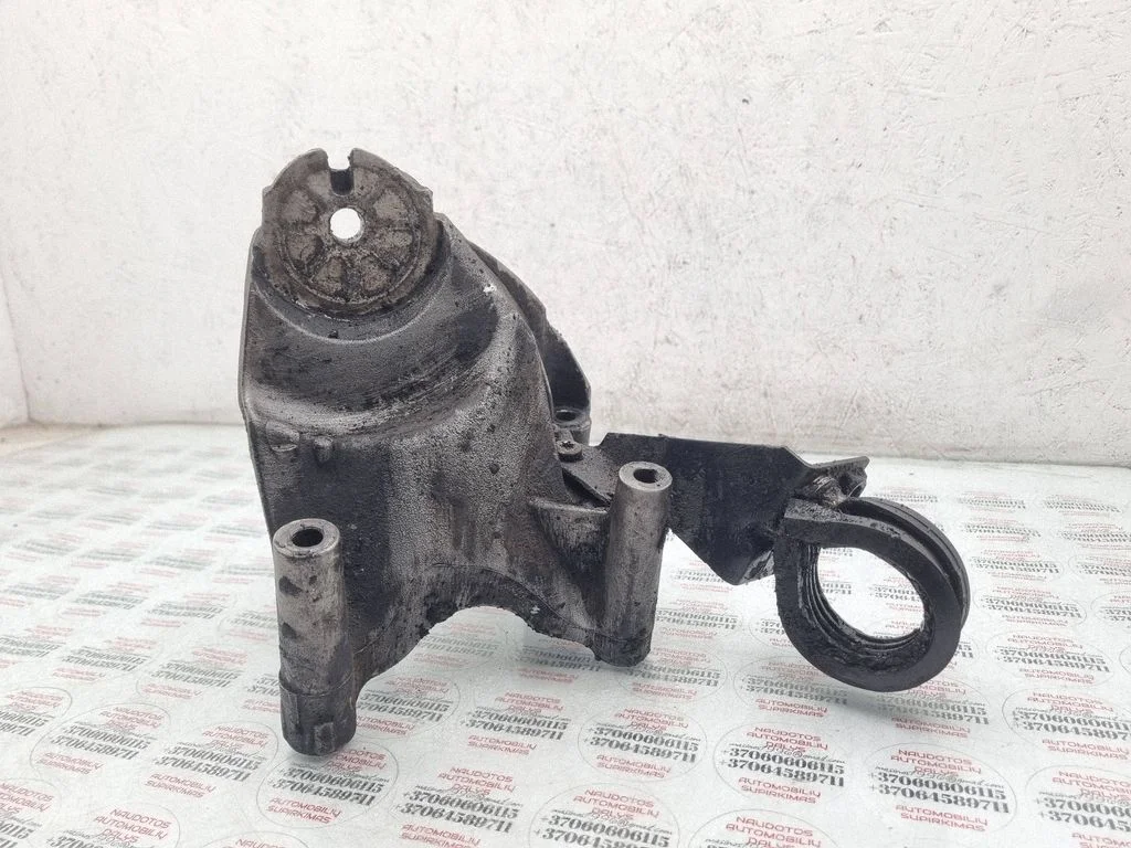 Engine mounting bracket – Volkswagen Touareg I (2002-2010)
