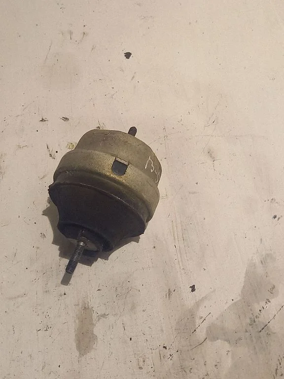 Engine mount bracket 8D0199379J