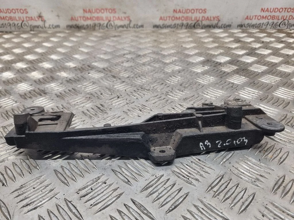 Engine mounting bracket – Audi A3 S3 8P (2003-2012)