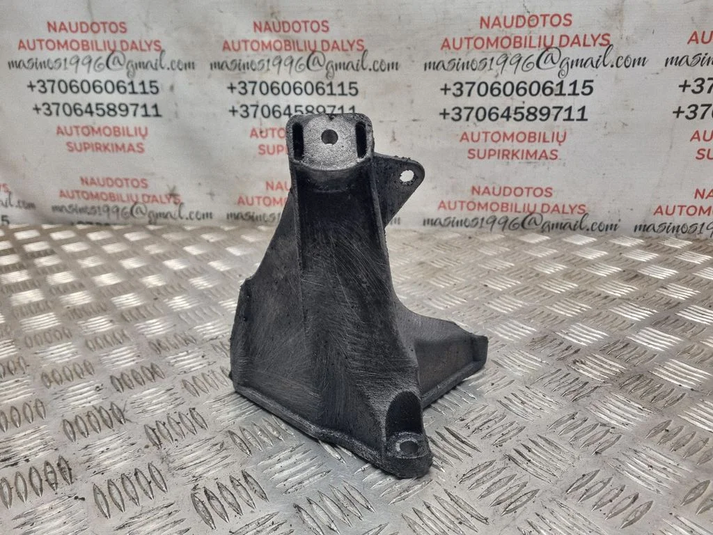 Mootori kinnituskronstein 8D0199308AB