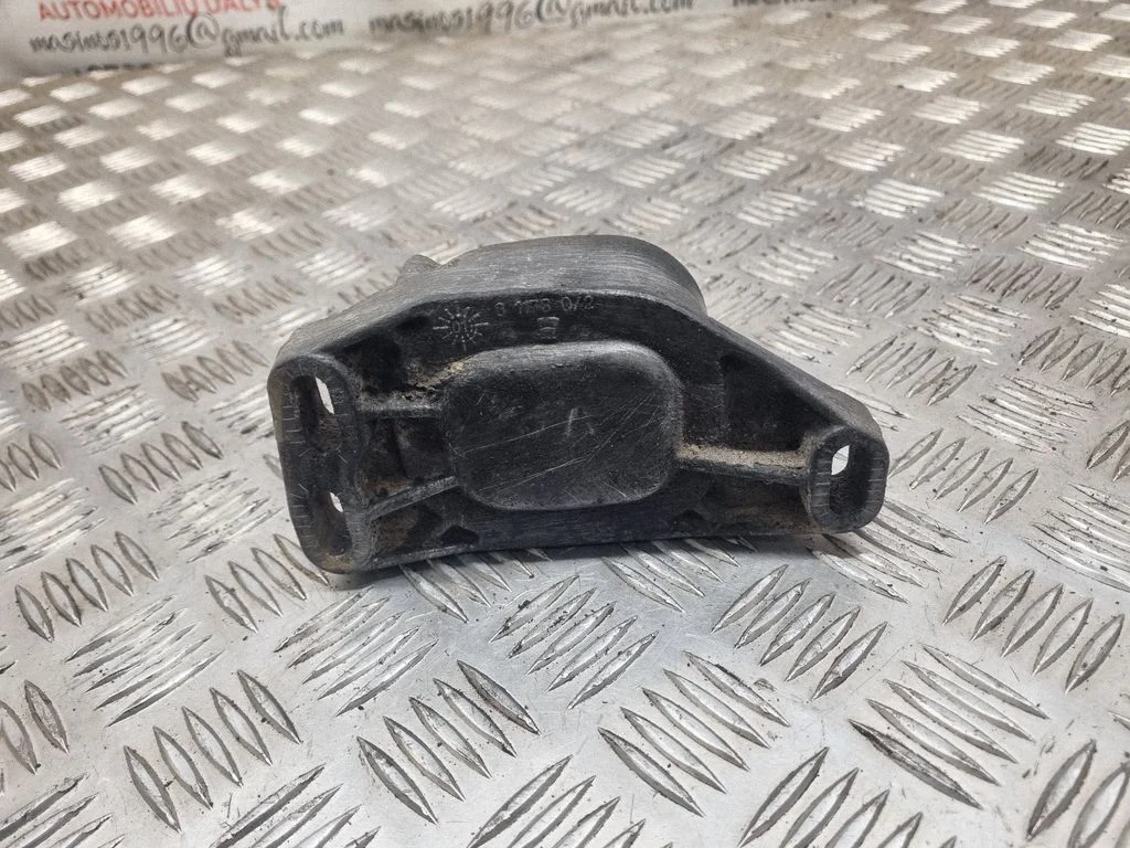 Mootori kinnituskronstein 8D0199335Q