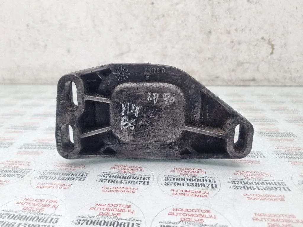 Mootori kinnituskronstein 8D0199335C