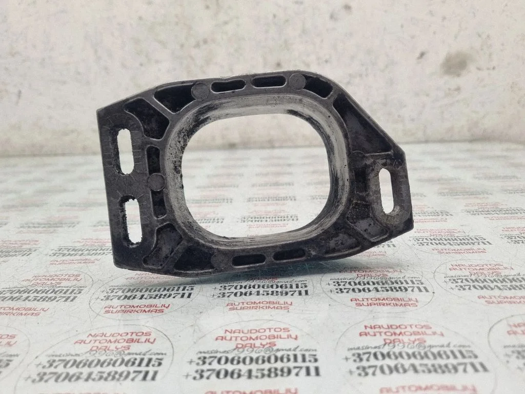 Engine mounting bracket 8D0199335M