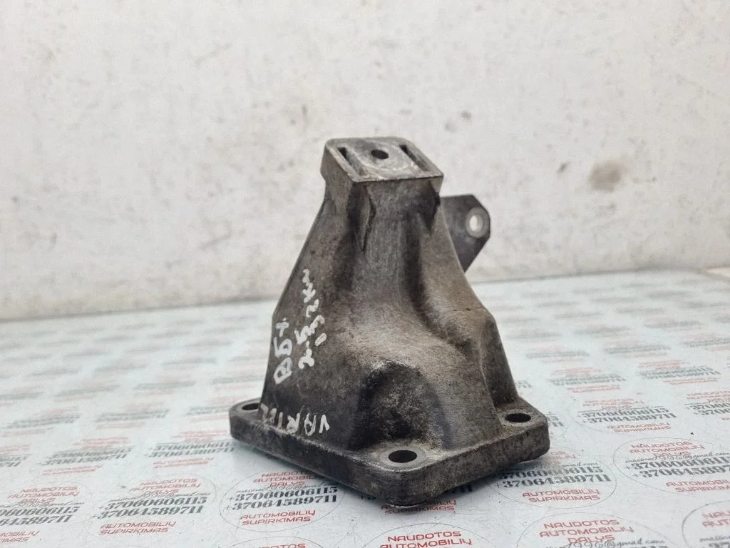 Mootori kinnituskronstein 4B0199308E