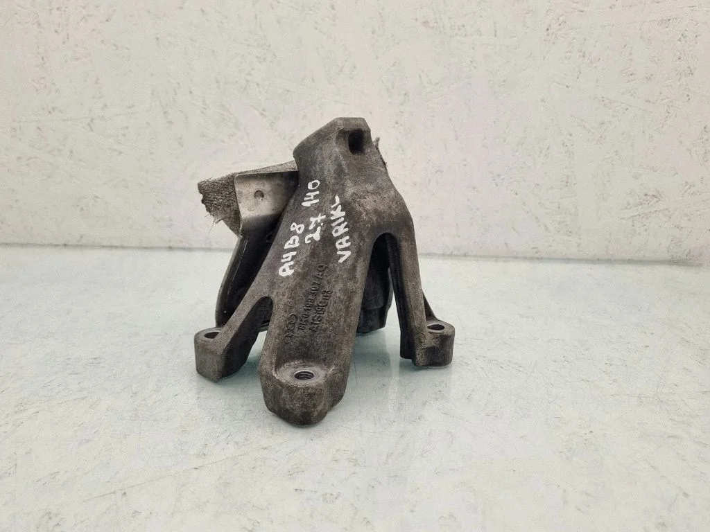 Mootori kinnituskronstein 8K0199307AQ