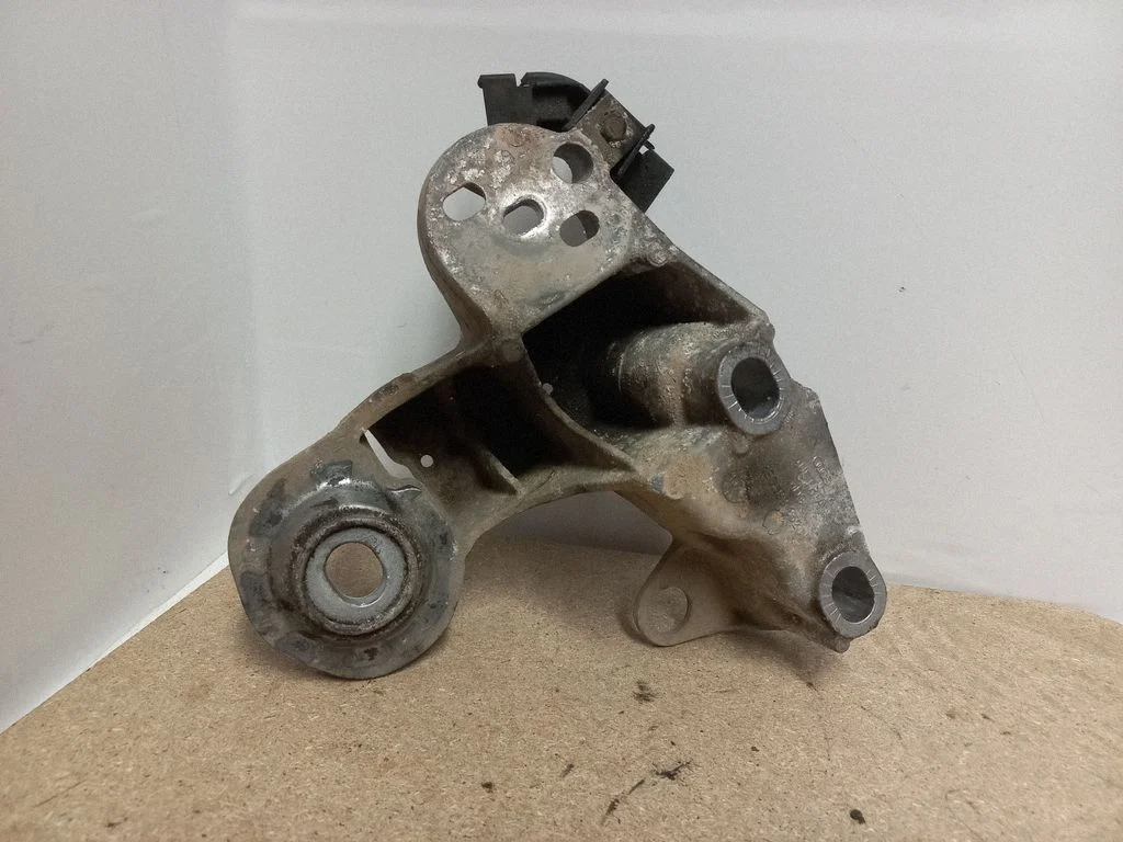 Mootori kinnituskronstein 8E0199352N