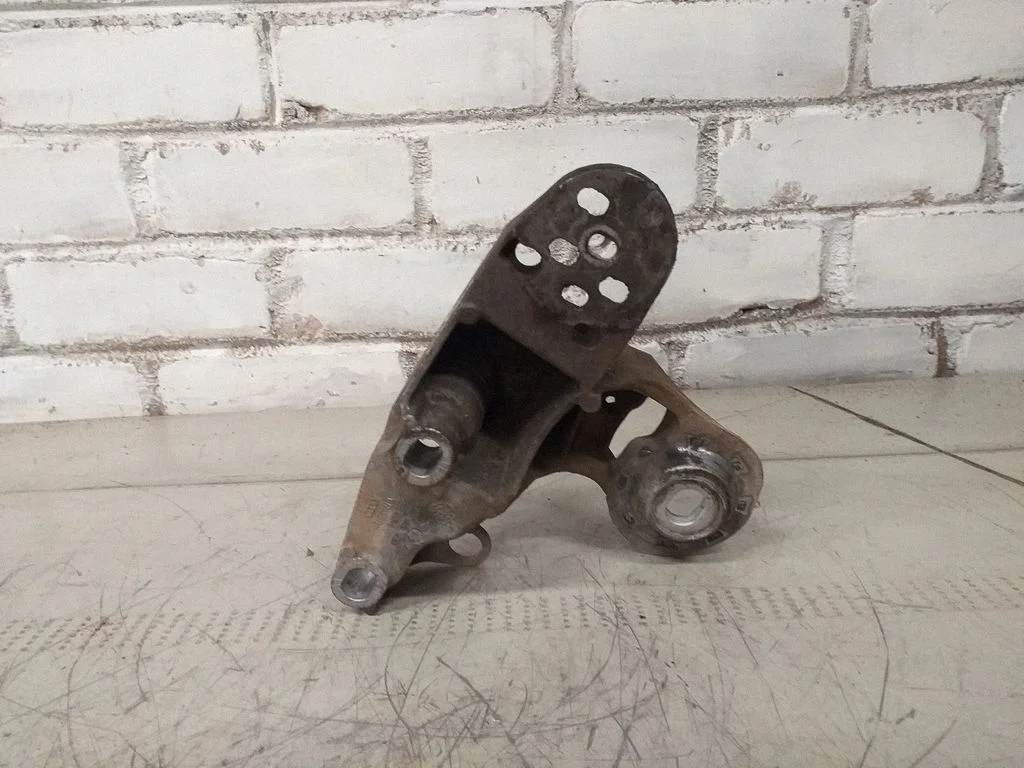 Mootori kinnituskronstein 8E0199351