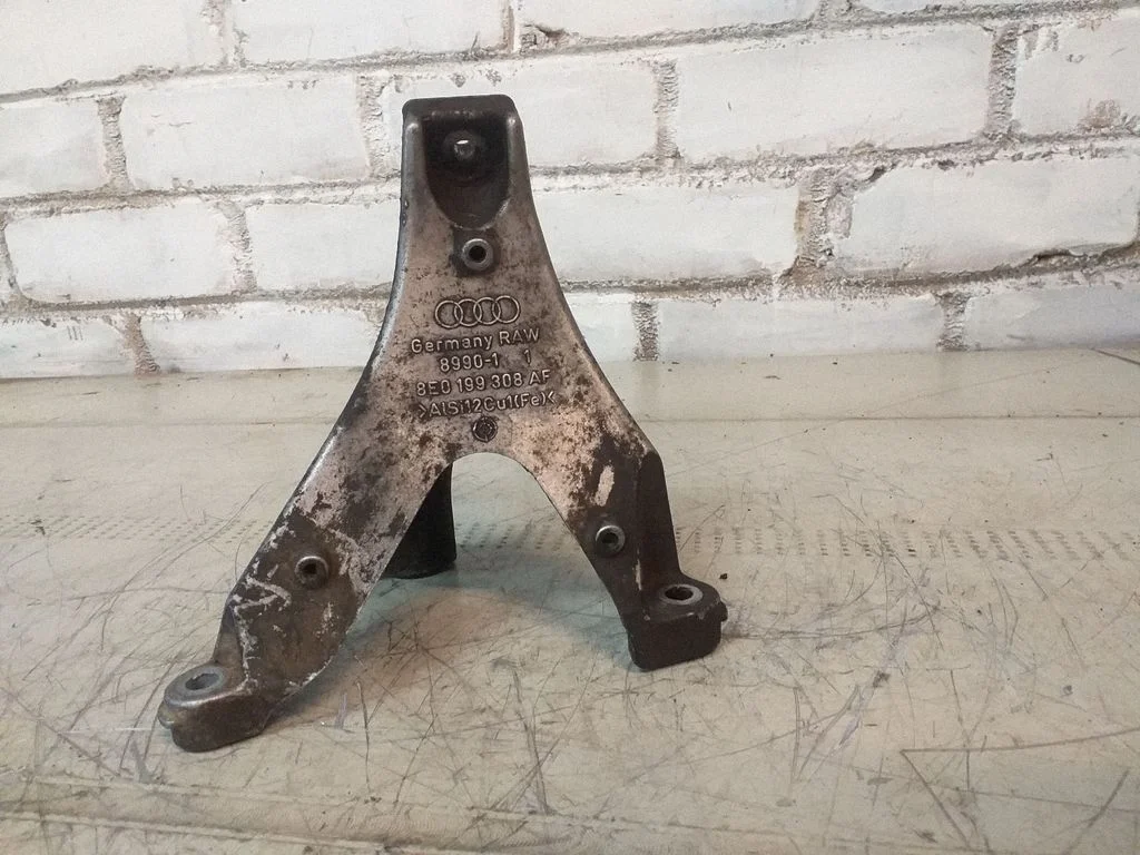 Mootori kinnituskronstein 8E0199308AF